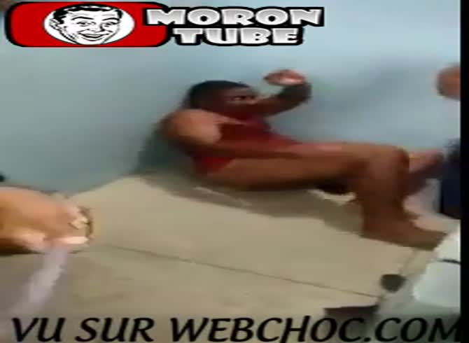 Video :Inmates beat a prisoner who is disguised as a girl (public cautioned)